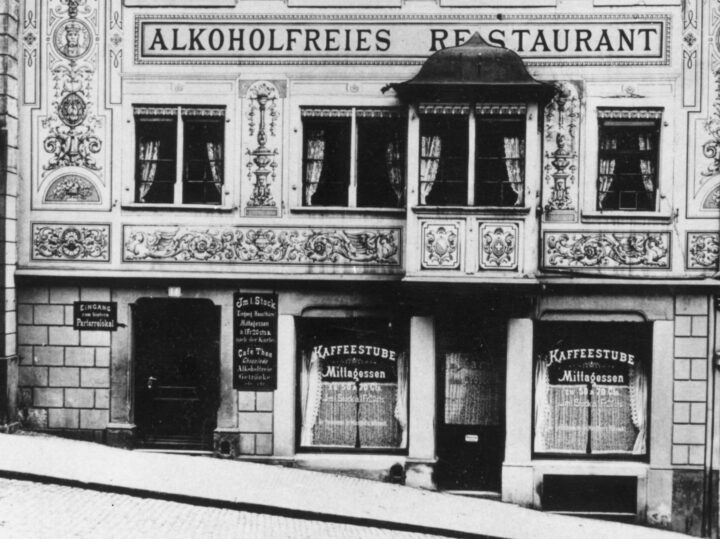 Aussenansicht des ehemaligen Alkoholfreien Restaurants zu Karl dem Grossen, das von 1898 bis 1974 vom «Frauenverein für Mässigkeit und Volkswohl» betrieben wurde.